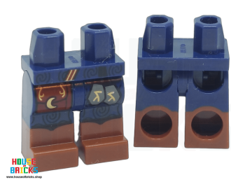 LEGO® 6483303 - 108175 - Minifiguur Heupen met donkerblauwe benen en roodbruine laarzen, patroon met donkerrode buidel, gouden maan, zandblauwe runensteen