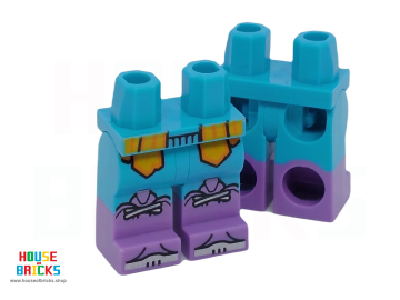 LEGO® 6434192 - 102959 - Minifiguur, Heupen met Medium Azuur Blauwe Benen en Medium l Lavendel Kleurige Laarzen Patroon met Geel / Oranje Sjerp, Geregen Kniebeschermers, Zilveren Tenen