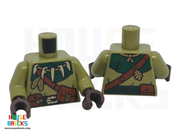 LEGO® 6501631 - 76382 - Minifiguur Torso, donkergroene kraag, riem, halsketting met hoektanden, veren, roodbruine buidels, bandprint, olijfgroene armen, donkerbruine handen